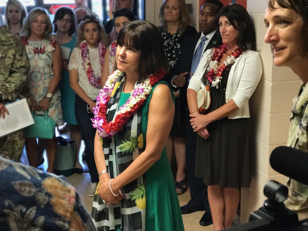 Karen Pence talks art therapy with Schofield Barracks leaders