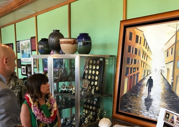 Second lady sees art therapy in action at Schofield