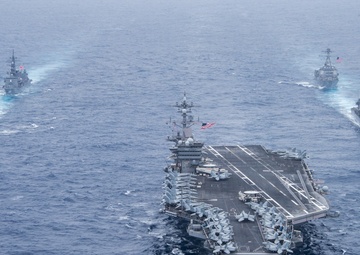 USS Carl Vinson (CVN 70), USS Lake Champlain (CG 57), right-middle, USS Michael Murphy (DDG 112), the JMSDF destroyer JS Ashigara (DDG 178), left middle, and the JMSDF Murasame-class destroyer JS Samidare (DD 106), left-back, transit the Philippine Sea.