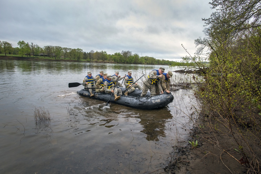 Guardsmen cross the Delaware River