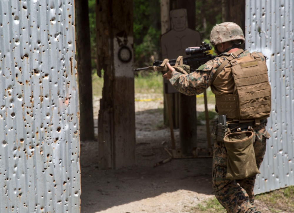 Hitting the target: recon Marines take on urban sniper course