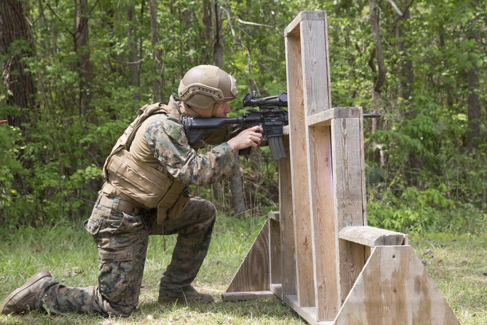 Hitting the target: recon Marines take on urban sniper course