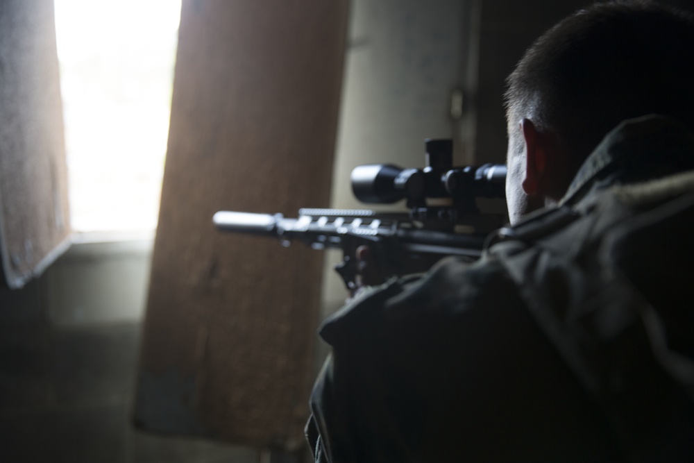 Hitting the target: recon Marines take on urban sniper course