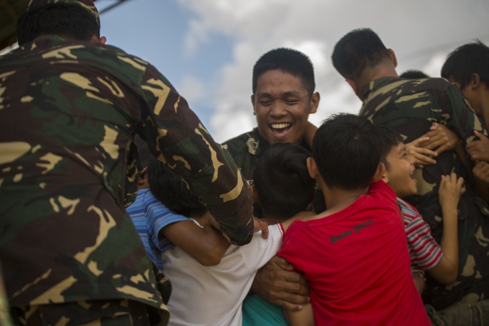 Balikatan: U.S. service members connect with Philippine community