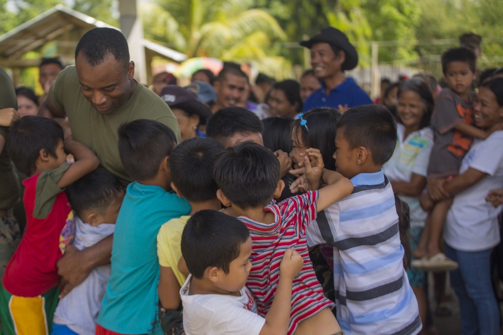 Balikatan: U.S. service members connect with Philippine community