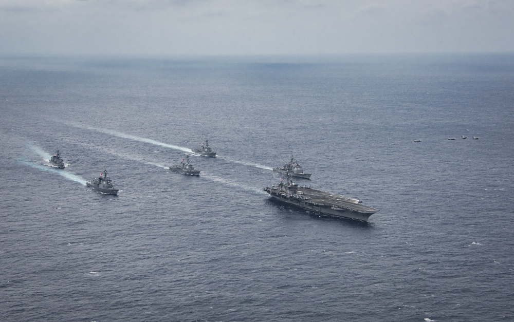 U.S. Navy and JMSDF ships transit Philippine Sea