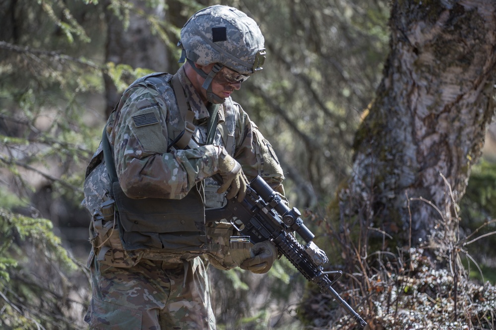 DVIDS - Images - '1 Geronimo' scout platoon paratroopers conduct live ...