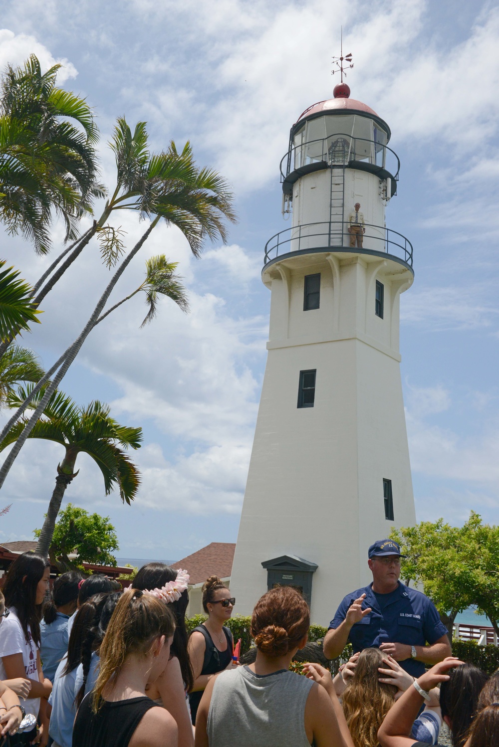 Students visit Diamond Head Lighthouse