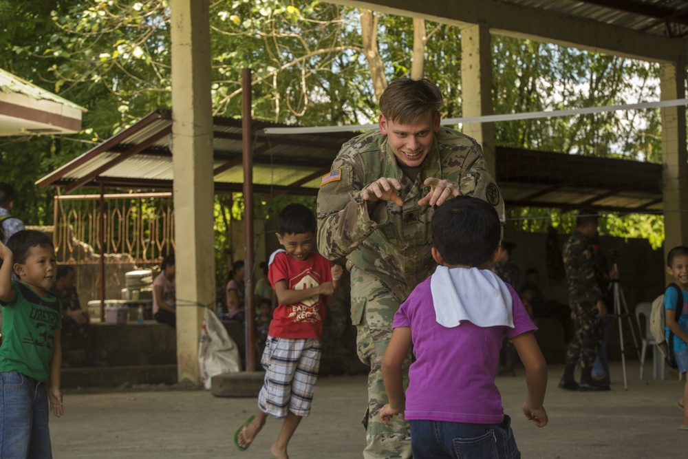 Balikatan: U.S. Troops connect with Philippine community