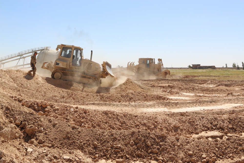 Paratroopers train Iraqi federal police on bulldozers