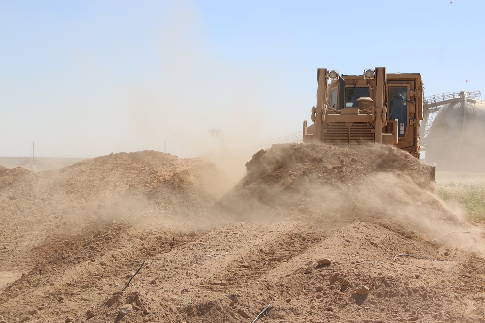 Paratroopers train Iraqi federal police on bulldozers