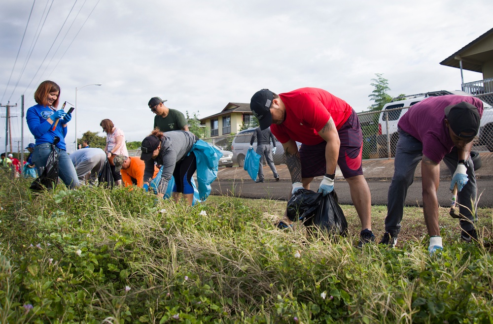 Military and Local Community Join Together to Clean Aiea Bike Path