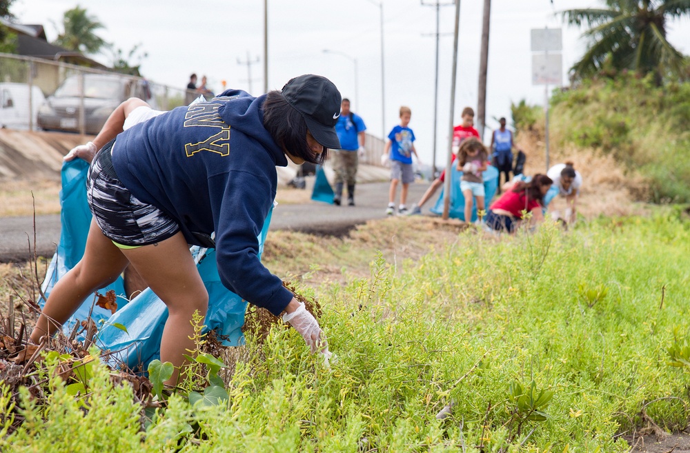Military and Local Community Join Together to Clean Aiea Bike Path