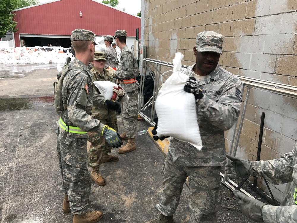 Missouri Guardsmen respond to flooding