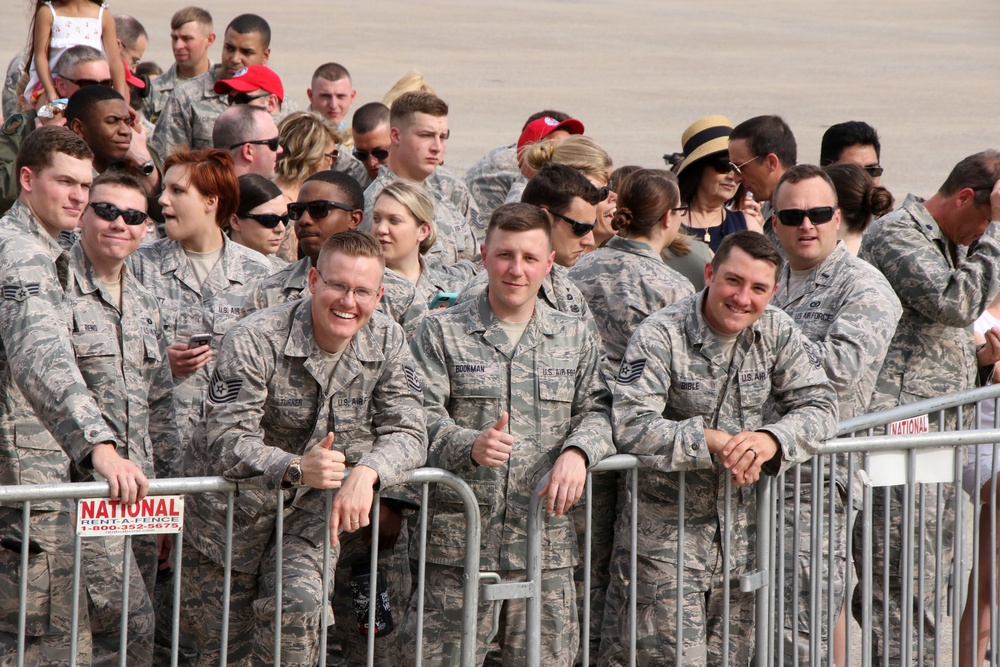 President Trump stops by 193rd Special Operations Wing on way to rally