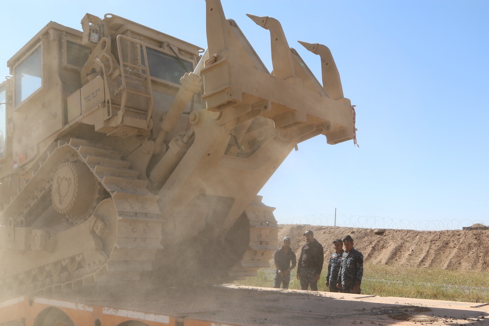 Paratroopers train Iraqi federal police on bulldozers