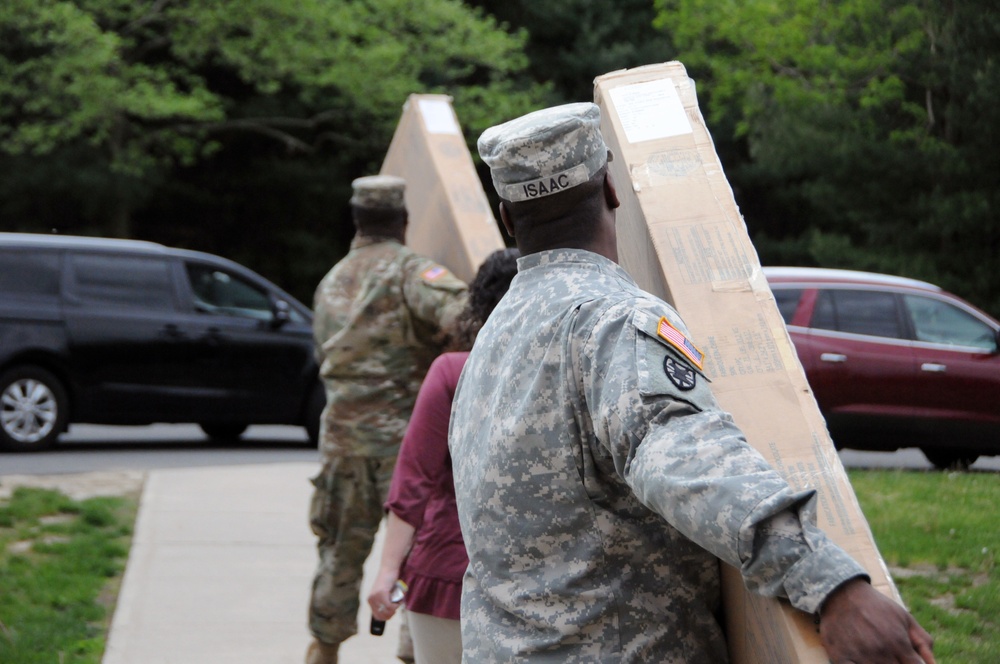 Operation Homefront delivers free cribs to military parents