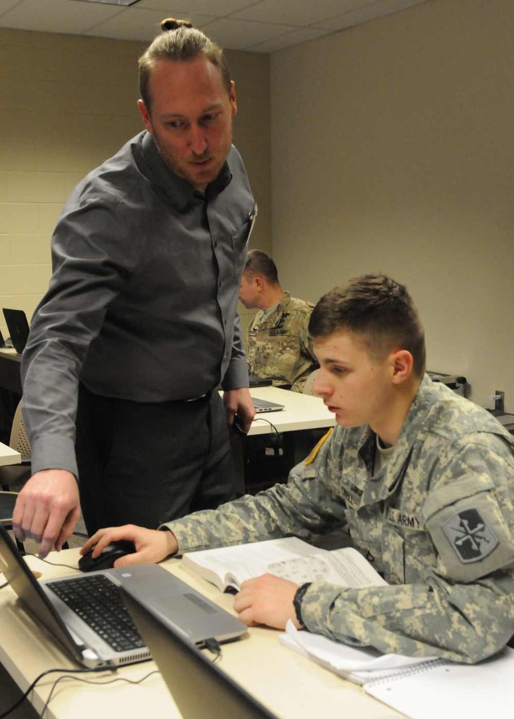 Soldiers, airmen and civilians receive cybersecurity instruction by Focal Point Academy at Cyber Shield 17