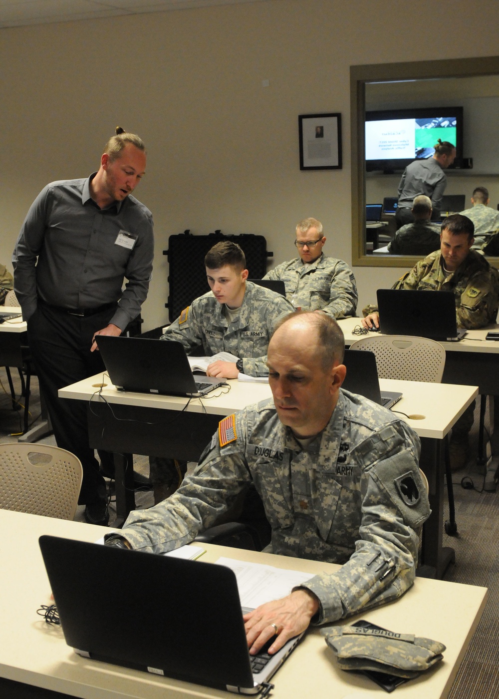 Soldiers, airmen and civilians receive cybersecurity instruction by Focal Point Academy at Cyber Shield 17