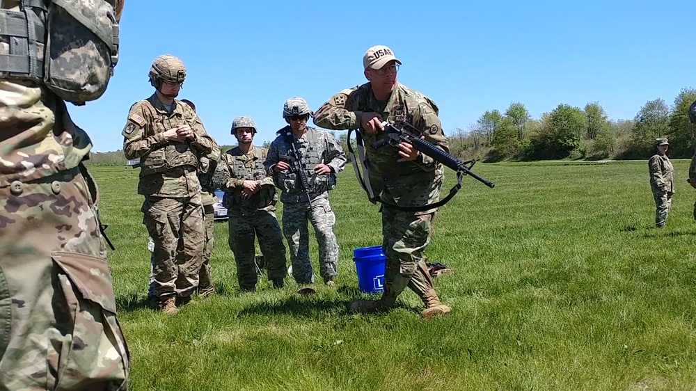 Army Reserve Soldier Shows Soldiers to aim big and shoot