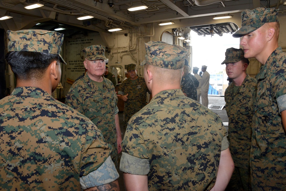 II MEF CG tours USS New York