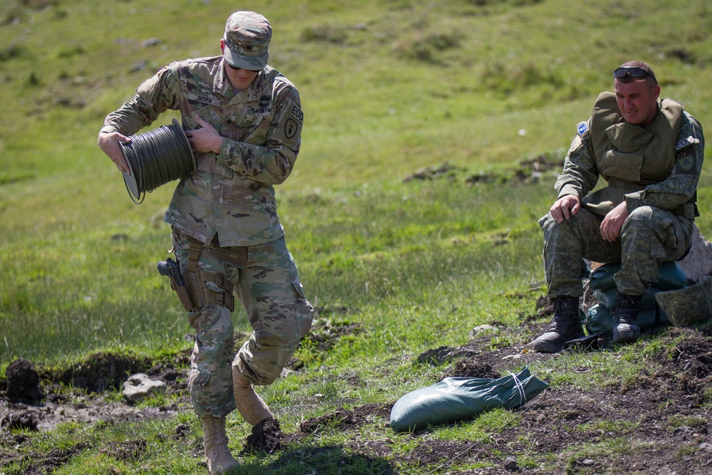 MNBG-East EOD Techs Measure Det. Cord