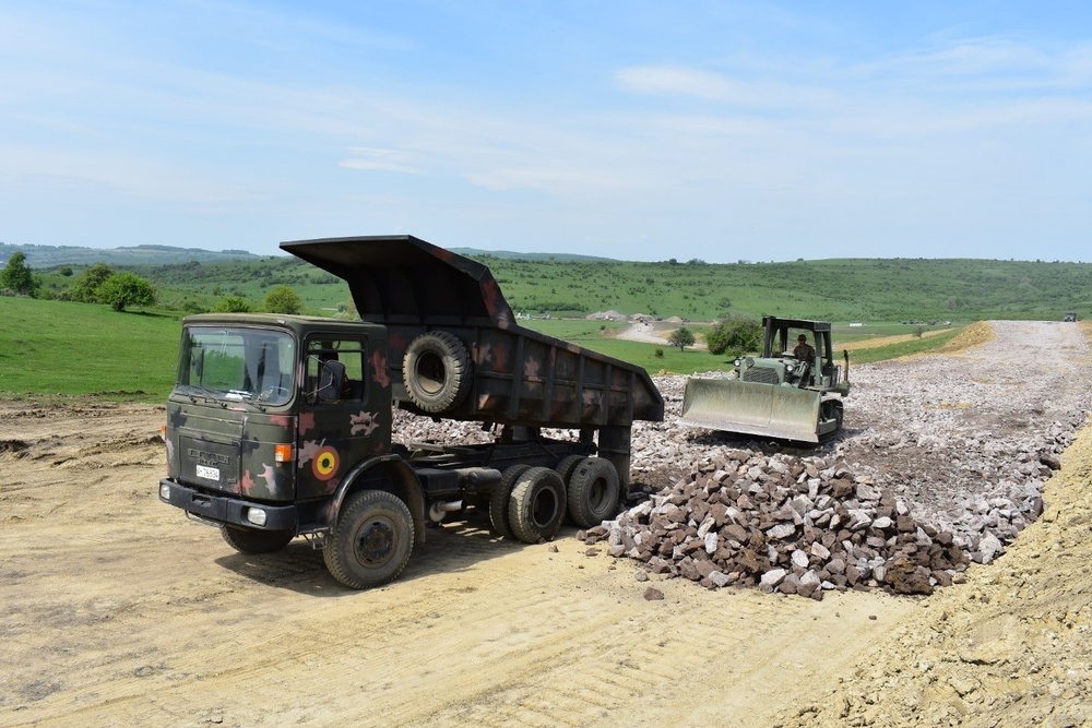 Romanian and U.S. Soldiers Construct Non-Standard Live Fire Complex