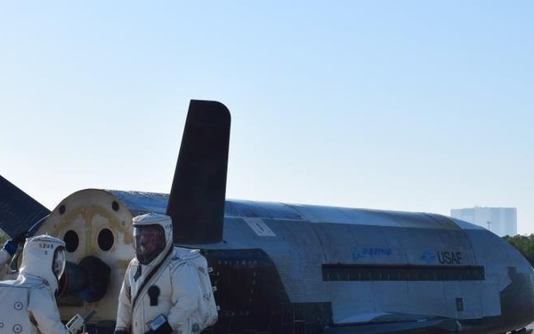 X-37B OTV4 lands at Kennedy Space Center