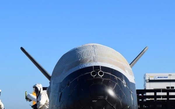 X-37B OTV4 lands at Kennedy Space Center