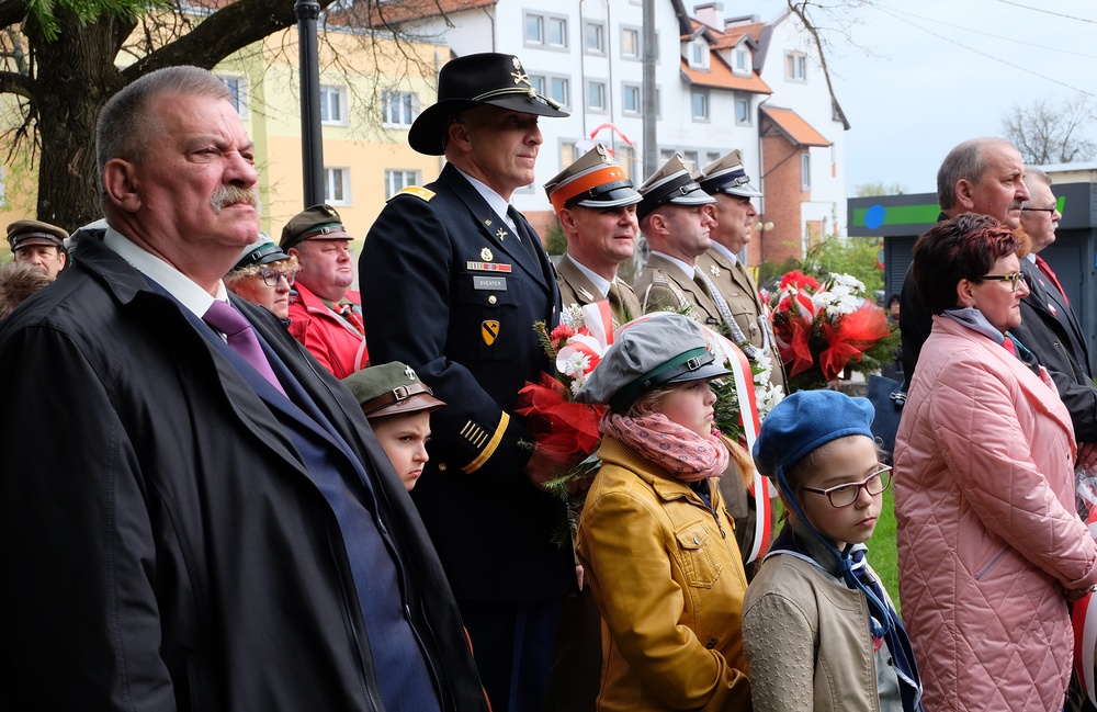 Battle Group Poland soldiers help Polish neighbors celebrate patriotic-themed three-day holiday seaso