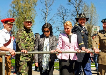 Battle Group Poland soldiers help Polish neighbors celebrate patriotic-themed three-day holiday season
