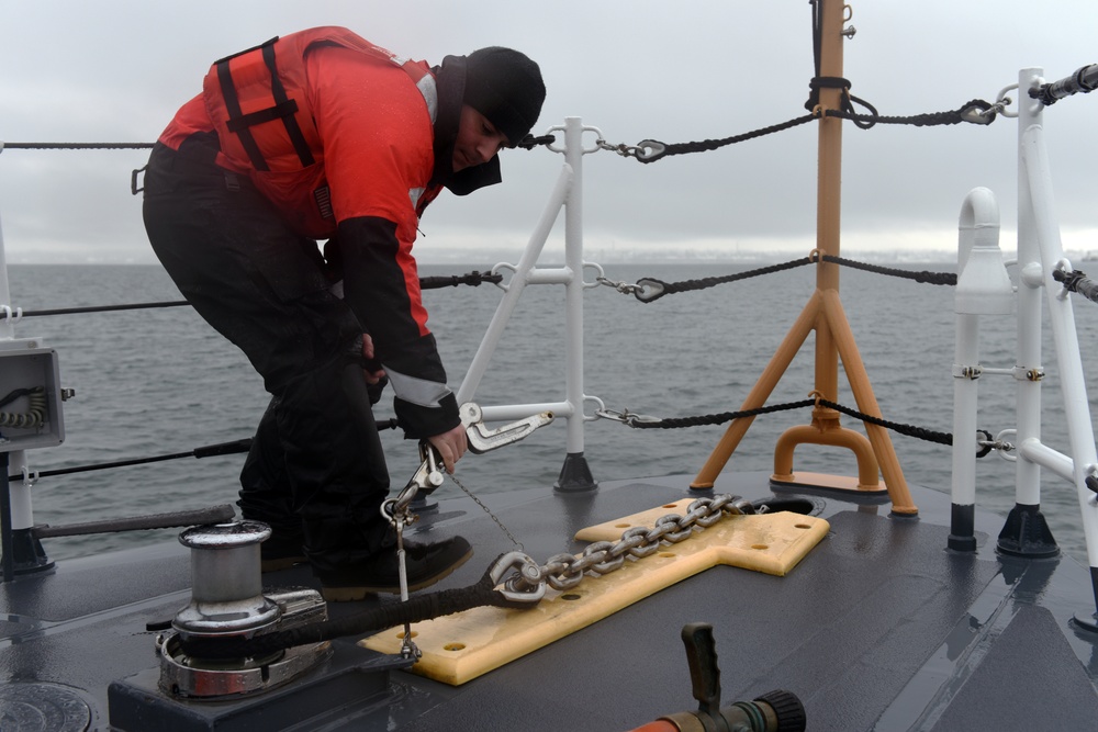 Coast Guard Cutter Swordfish crew underway in Strait of Juan de Fuca, Wash.