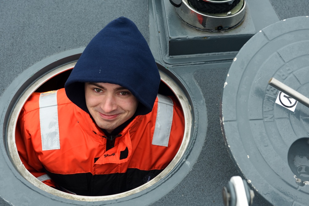 Coast Guard Cutter Swordfish crew underway in Strait of Juan de Fuca, Wash.