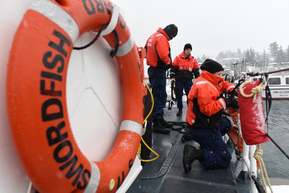 Coast Guard Cutter Swordfish crew underway in Strait of Juan de Fuca, Wash.