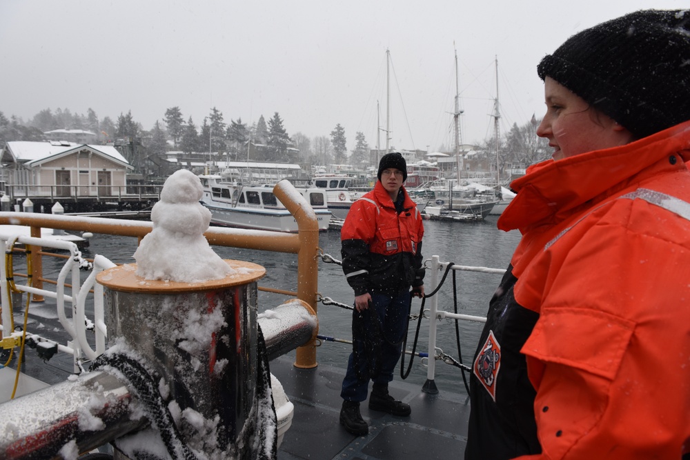 Coast Guard Cutter Swordfish crew underway in Strait of Juan de Fuca, Wash.