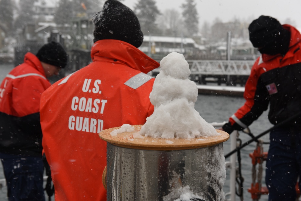 Coast Guard Cutter Swordfish crew underway in Strait of Juan de Fuca, Wash.