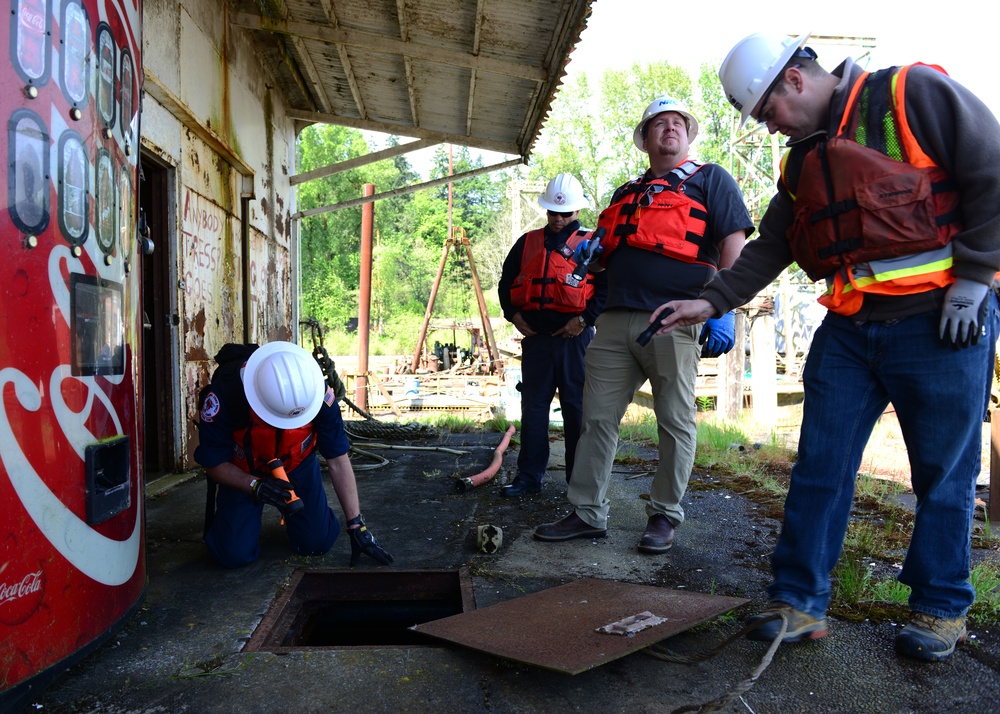 Coast Guard and local responders assess submerged lease land near Goble, Ore.