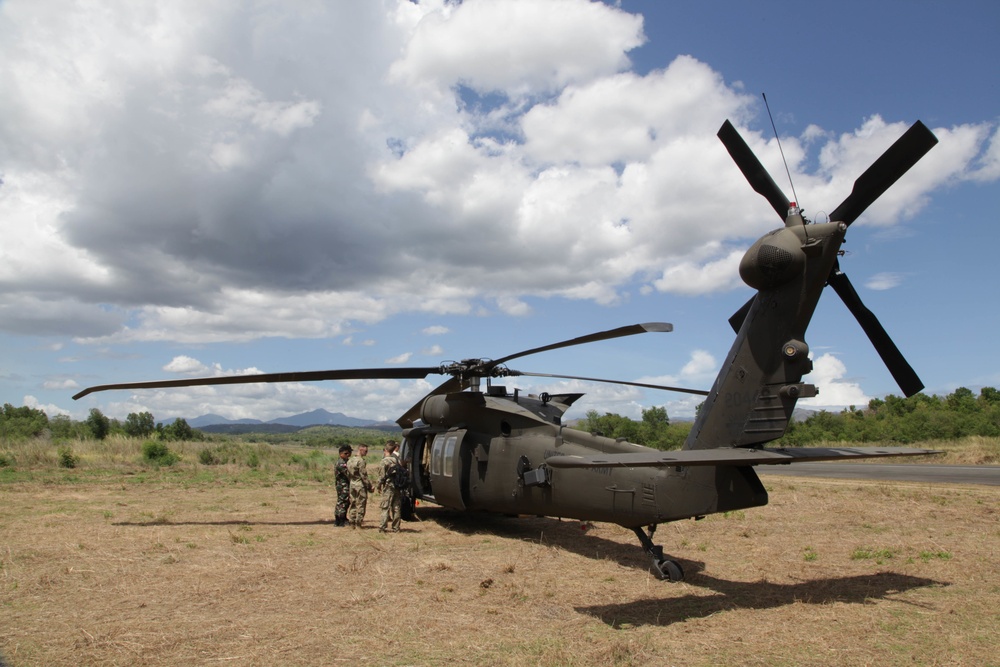 U.S. Soldiers conduct flight ops during Balikatan 2017