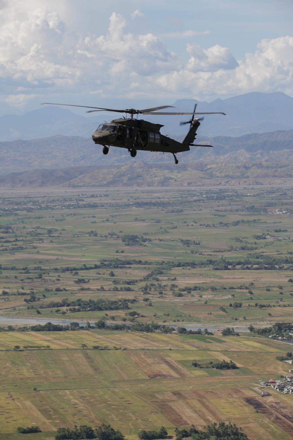 U.S. Soldiers conduct flight ops during Balikatan 2017