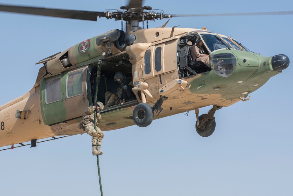 A member of the Jordanian Special Operations exits a helicopter during a fast roping exercise in Amman, Jordan during Eager Lion 2017.