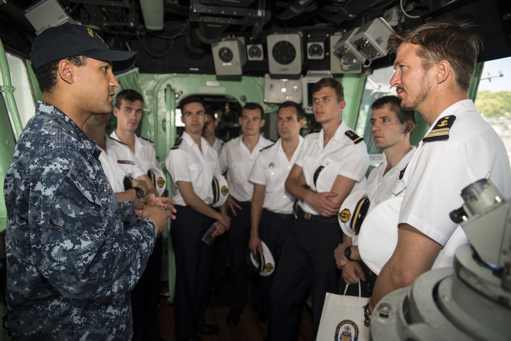 FS Mistral (L9013) Sailors tour USS Bonhomme Richard (LHD 6)