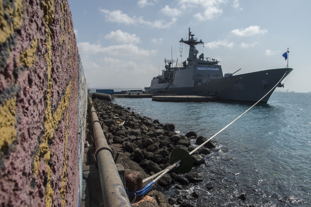 CJTF-HOA and Camp Lemonier members visit ROKS Choi Young DDH-981