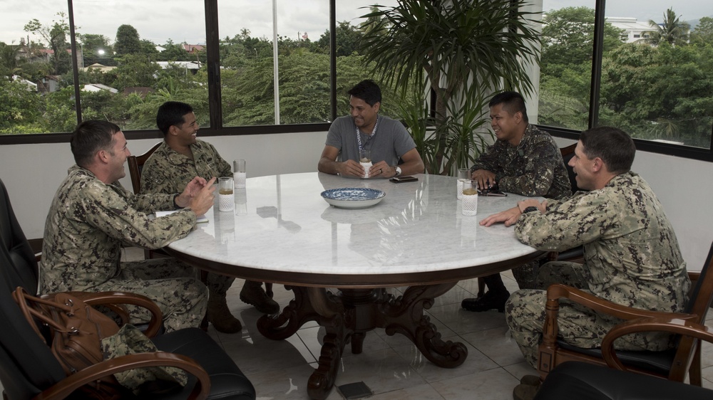 U.S. and Filipino underwater construction teams meet with Ormoc Mayor during Balikatan
