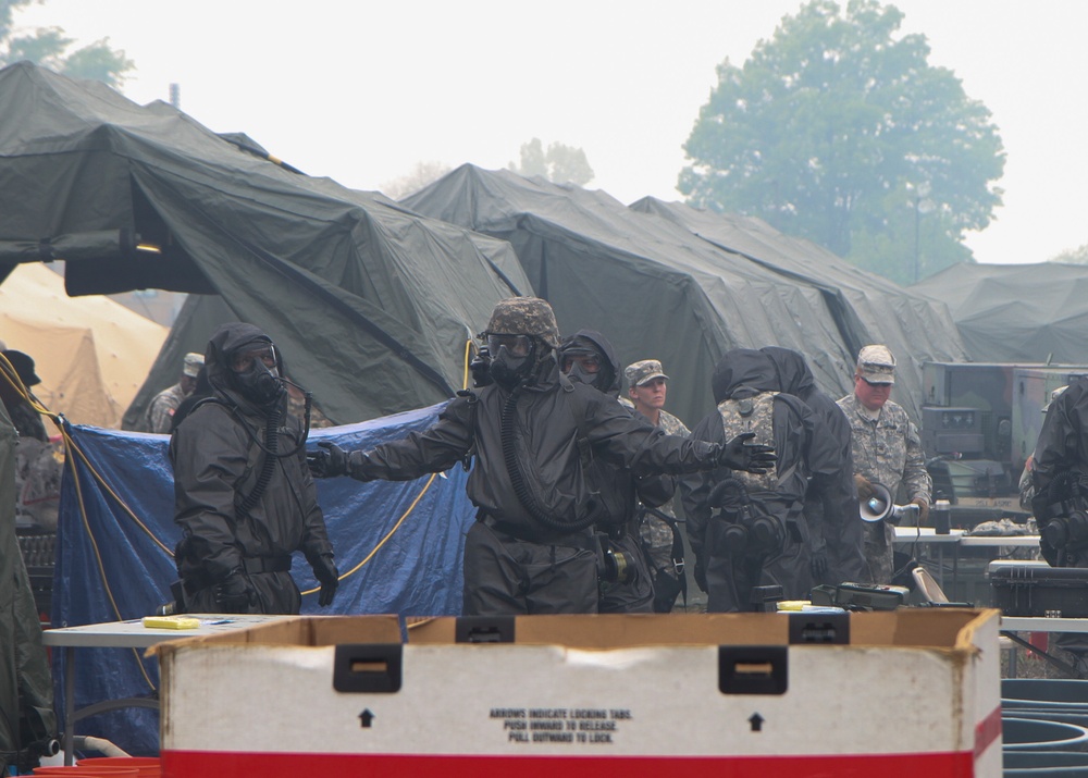 National Guard Soldiers Decontaminate during Guardian Response 17