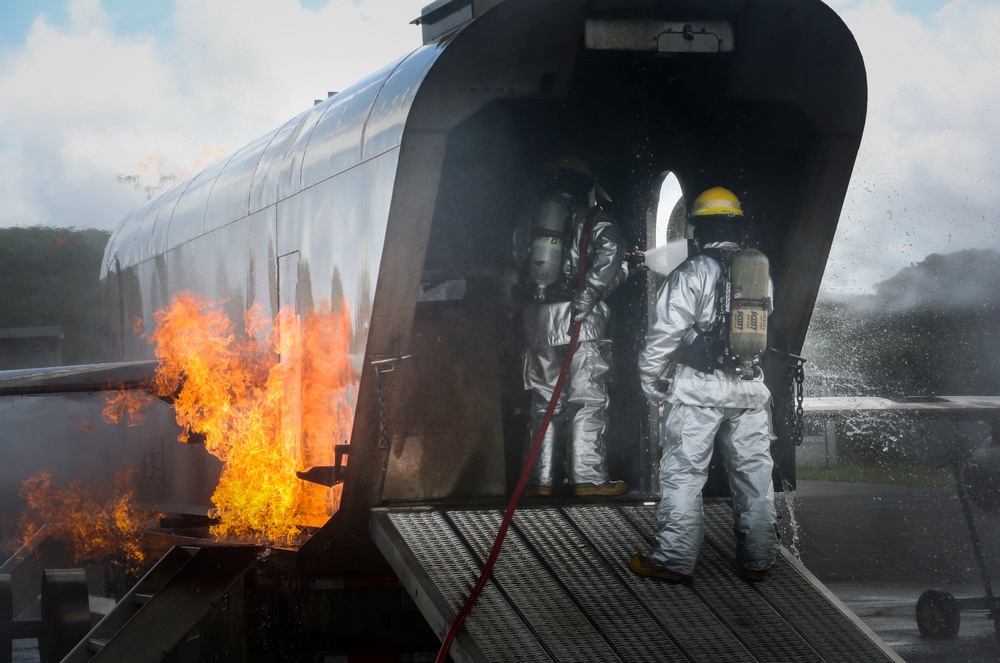 Marines feel the heat: ARFF simulates an aircraft fire
