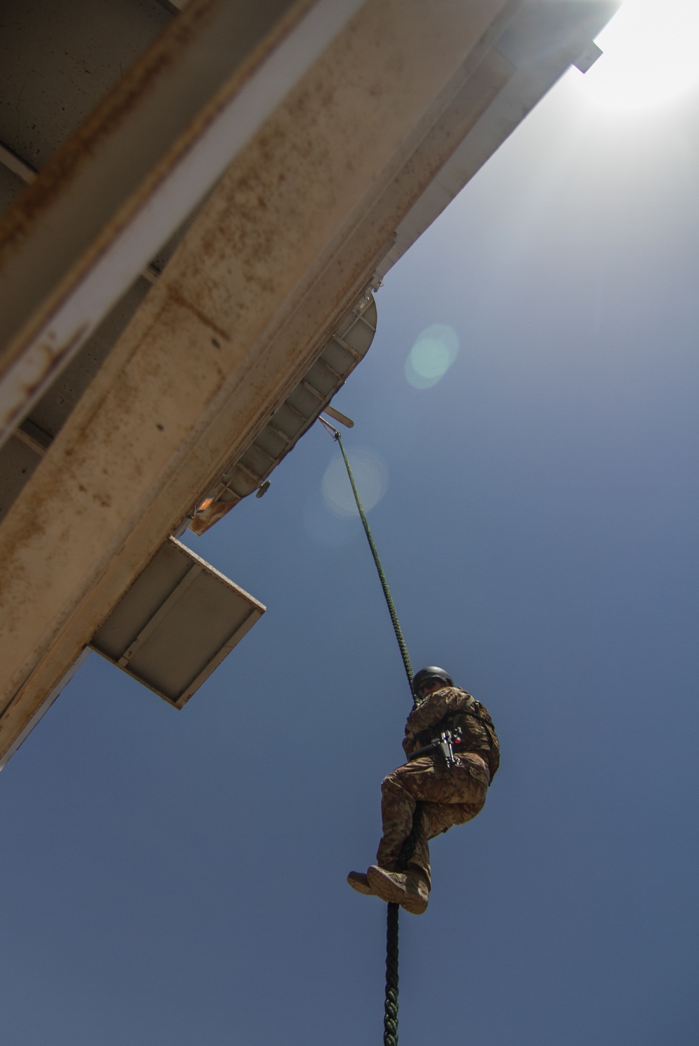 Italian Soldier fast ropes during Eager Lion 17