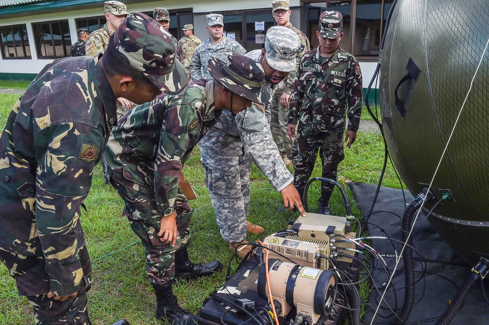 Philippine, U.S. Soldiers discuss communications gear