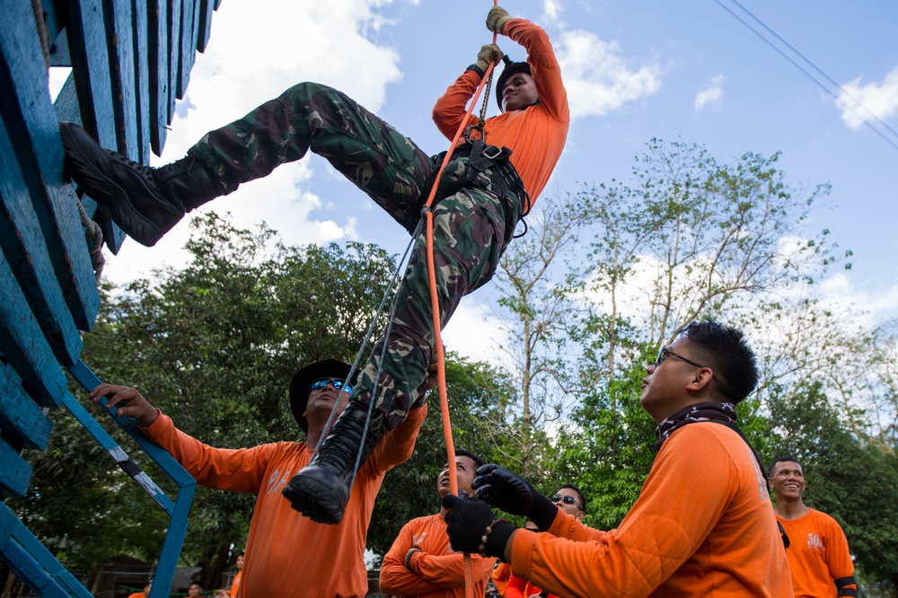 Balikatan participants share rappelling techniques