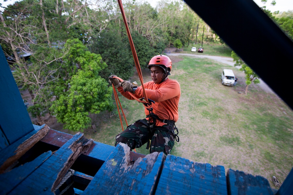 Balikatan participants share rappelling techniques