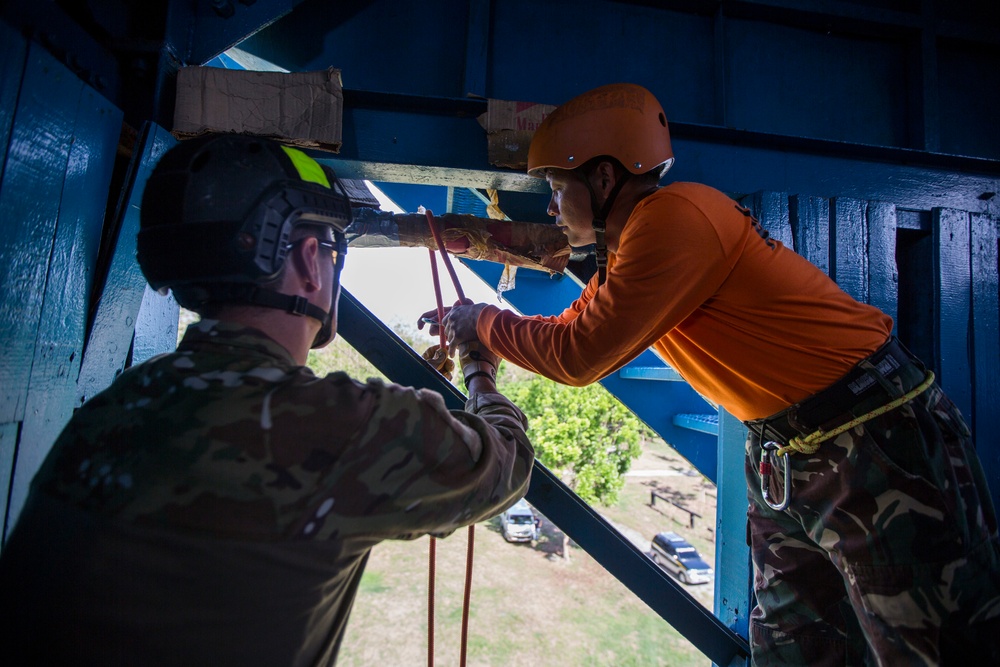 Balikatan participants share rappelling techniques